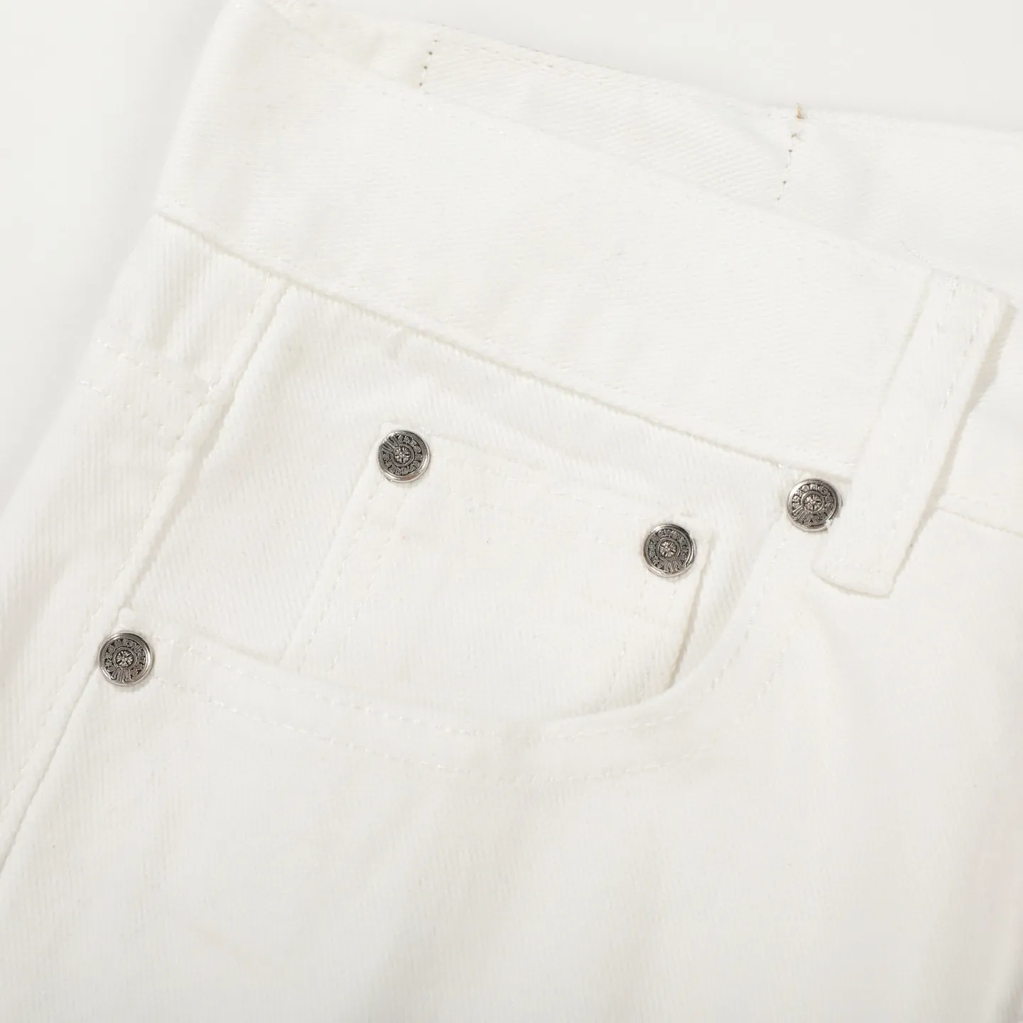 P230 💰 (Top version) Chrome Hearts/Chrome Hearts Classic white leopard print series colored leather cross washed color fabric unisex denim trousers Vibe style straight stacked god-level version Carbon fine bias denim color fabric Old vintage full set of hardware - Chrome Hearts white cow series The high version uses high-ounce custom fabrics, fermentation washing and soft color fixation, soft and thick to wear. The details are all made by hand-polished craftsmanship. Full-print jacquard fabric Unique design style. Through multiple processes to create a full retro feel. Unique niche non-contrast shirt. Customized distressed spray-painted buttons. Craftsmanship in every detail. Color: white leopard print. Size: 28-30-32-34 (corresponding to S-M-L-XL).